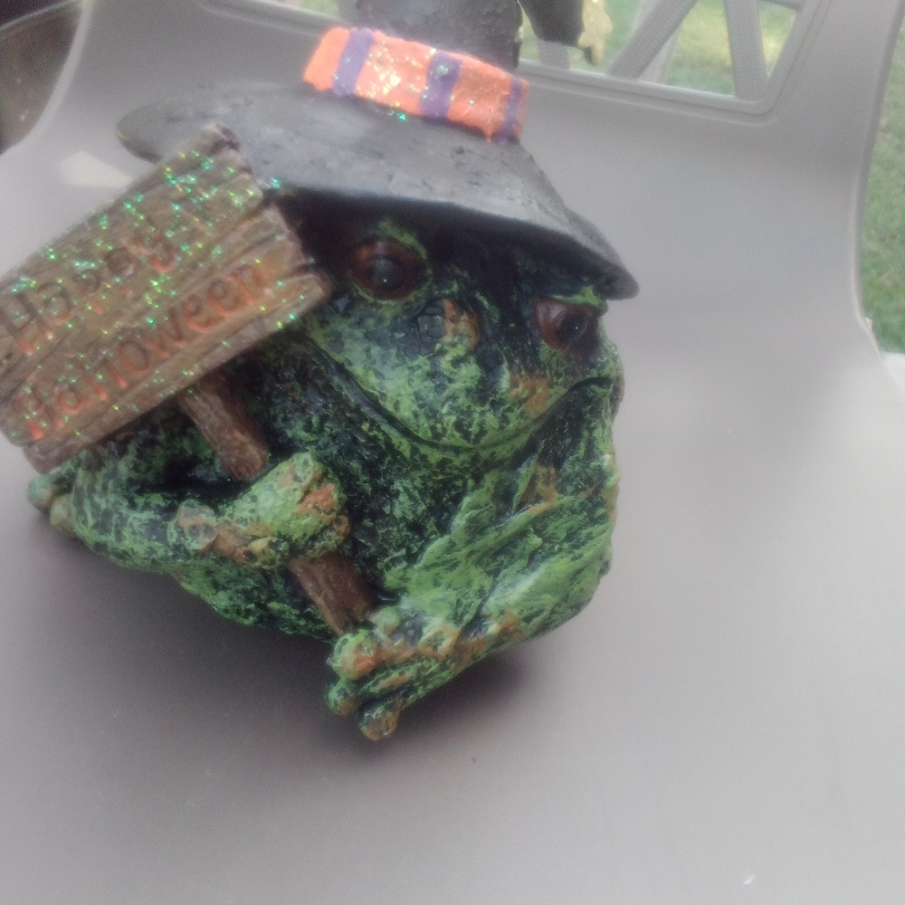 Halloween Todd frog with hat and a sign which reads 'Happy Halloween